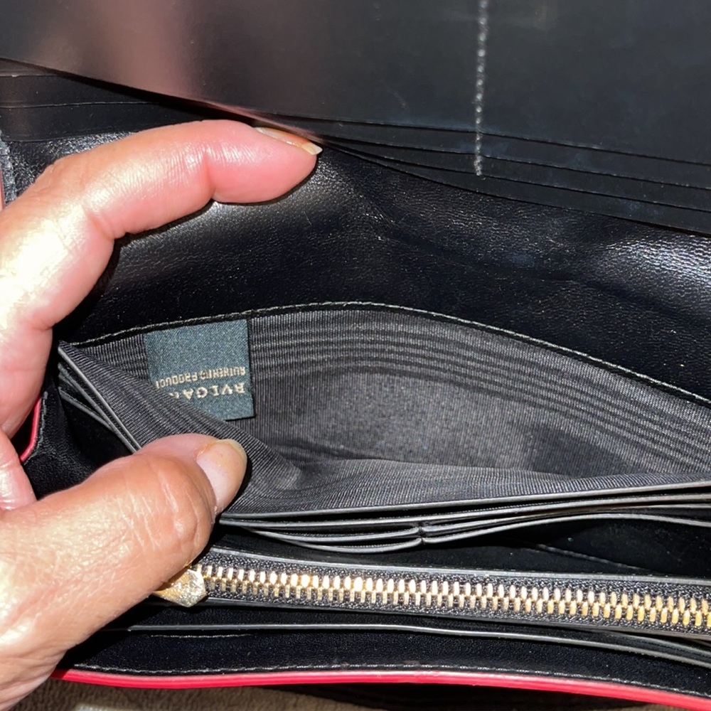 Bvlgari Preloved long wallet color redish with beautiful shine. Beautiful Wallet - Picture 10 of 17